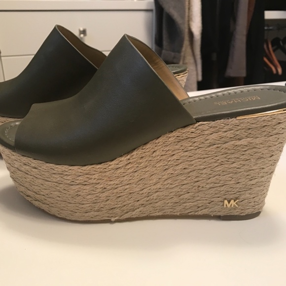 Platform Sandals - Picture 2 of 4